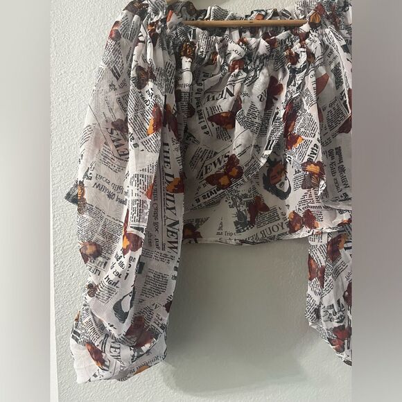 NWT Junior's Sz Small Live 4 Truth Top Butterfly & News Print (flowy) - Picture 7 of 15